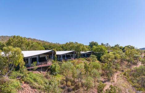 35785_discovery-parks-lake-argyle-deluxe-4-bedroom-lakeview-cabin-exterior